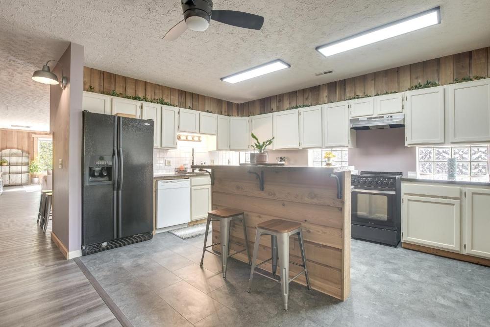Downtown Condo about 23 Mi to Hocking Hills State Park